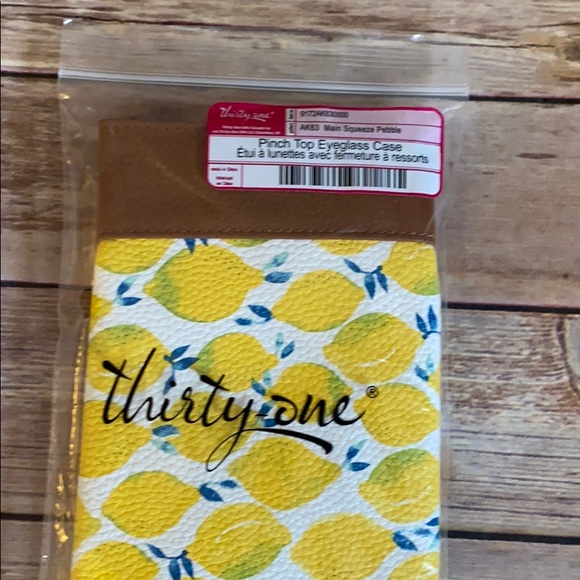 NIP Thirty-One Pinch Top Eyeglass Case Lemon Print - Picture 2 of 3